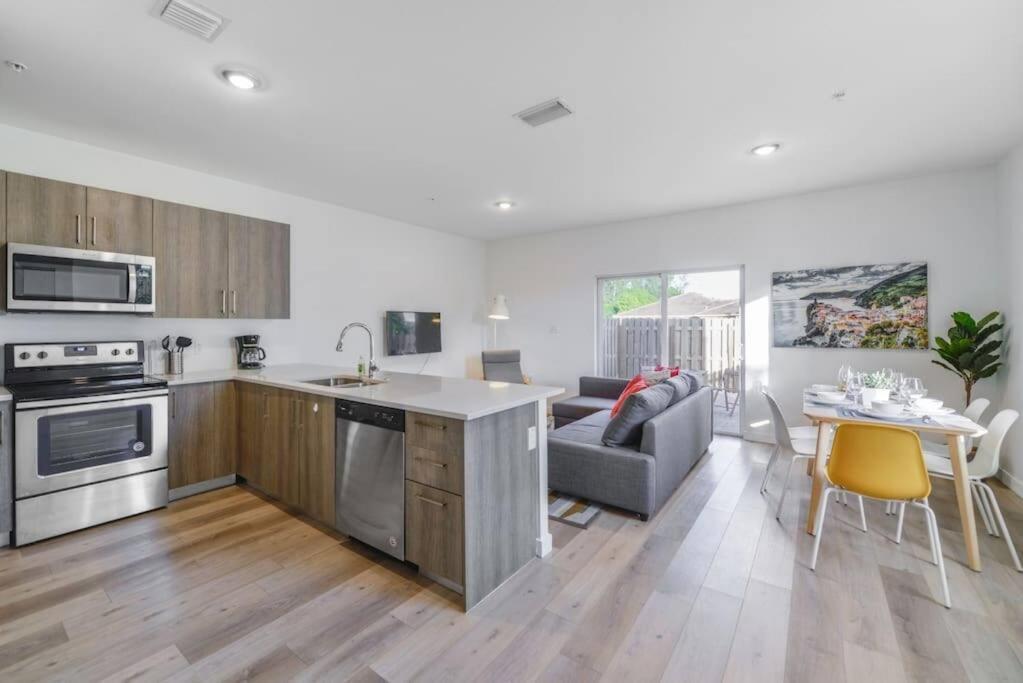 마이애미 Amazing Town House 15 Min From The Beach Wfree Parking 빌라 외부 사진