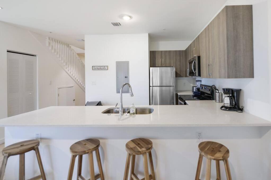 마이애미 Amazing Town House 15 Min From The Beach Wfree Parking 빌라 외부 사진