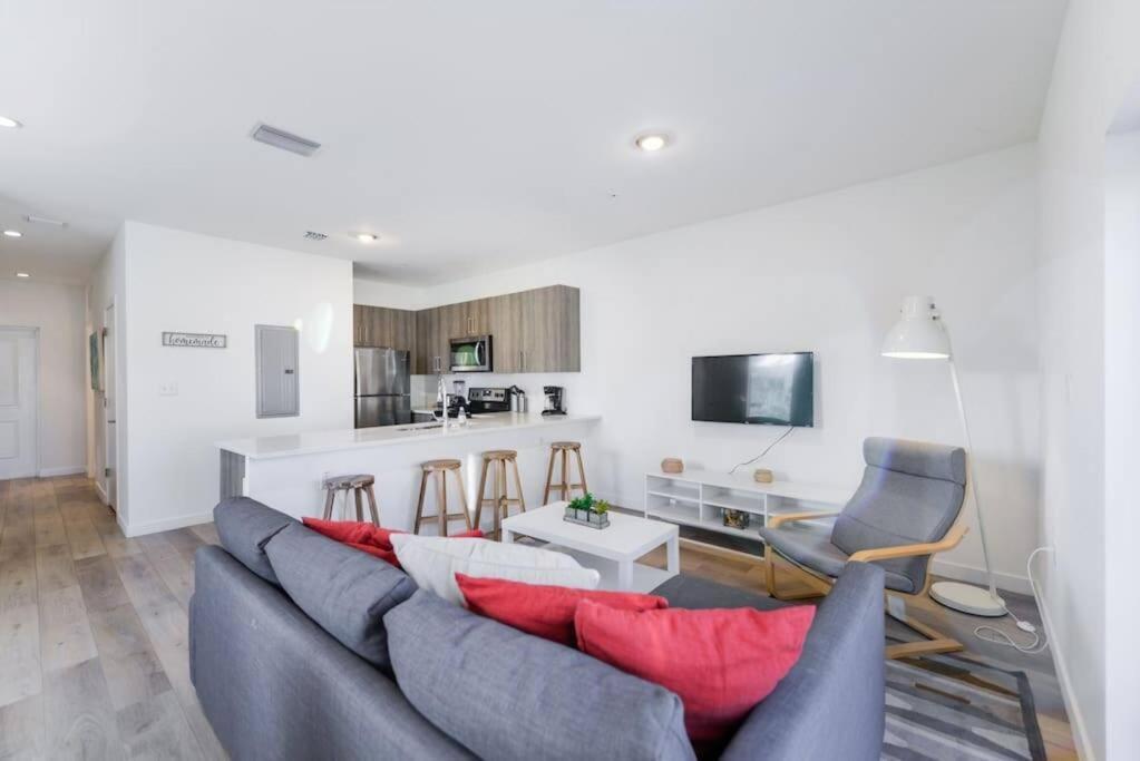 마이애미 Amazing Town House 15 Min From The Beach Wfree Parking 빌라 외부 사진